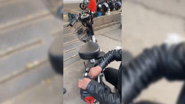 The dealer lifted the speed limit of electric bicycles for reporters on the spot.