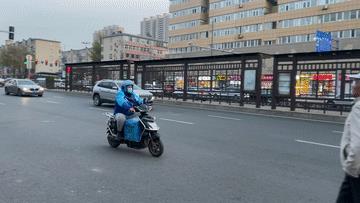 The take-away man rides an electric bicycle at a high speed.