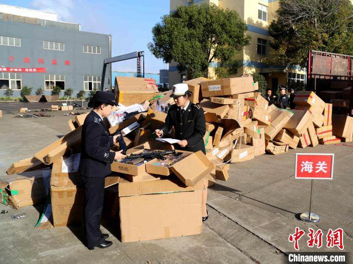 Ningbo destroyed 905 export simulation guns and recycled them into trash cans and manhole covers.